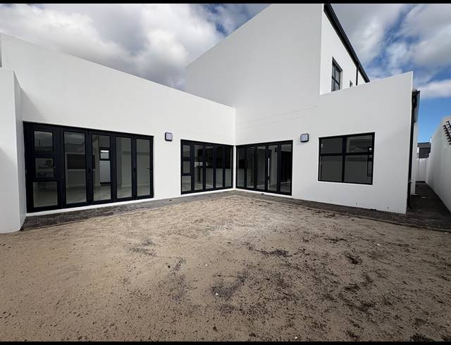 5 BEDROOM HOUSE FOR SALE IN SANDOWN